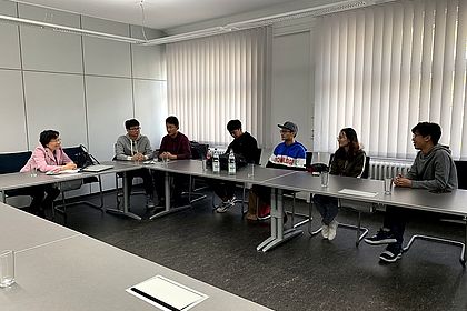 Prof. Dr. Jingxin Chen von Yangzhou University, China trifft sich mit den Austauschstudierenden YZH, bei ihrem Besuch an der Hochschule, Foto: Hochschule Esslingen