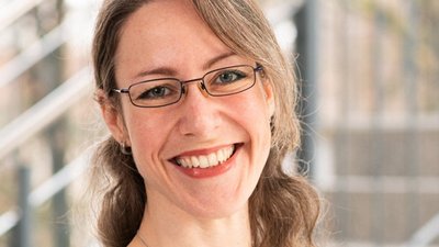 Alumna mit Brille