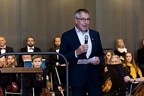 Rektor der Hochschule Esslingen hält eine Ansprache