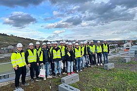 Die erste Studierndengruppe auf der Baustelle cellcentric.