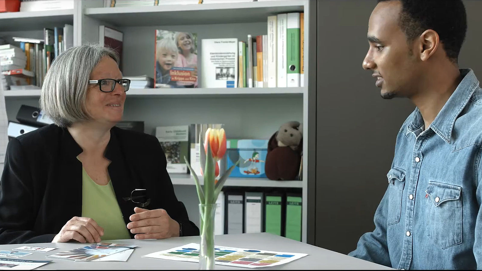 Beratungsgesprächen in vertrauensvoller Atmosphäre helfen Studierenden der Kindheitspädagogik beim Studium.