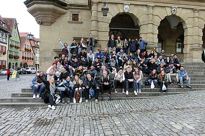 Gruppenfoto auf Treppen