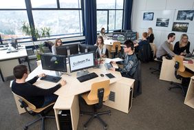 Studierende der IT im Labor der Hochschule Esslingen