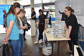 Zuschauer am Messestand