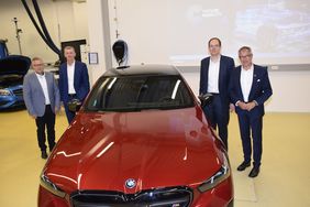 Vier Männer stehen rund um einen elektrischen BMW an der Hochschule Esslingen