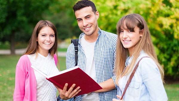 Drei Studierende im Freien am Campus 