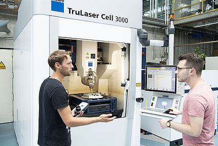 Students in front of a leser cell