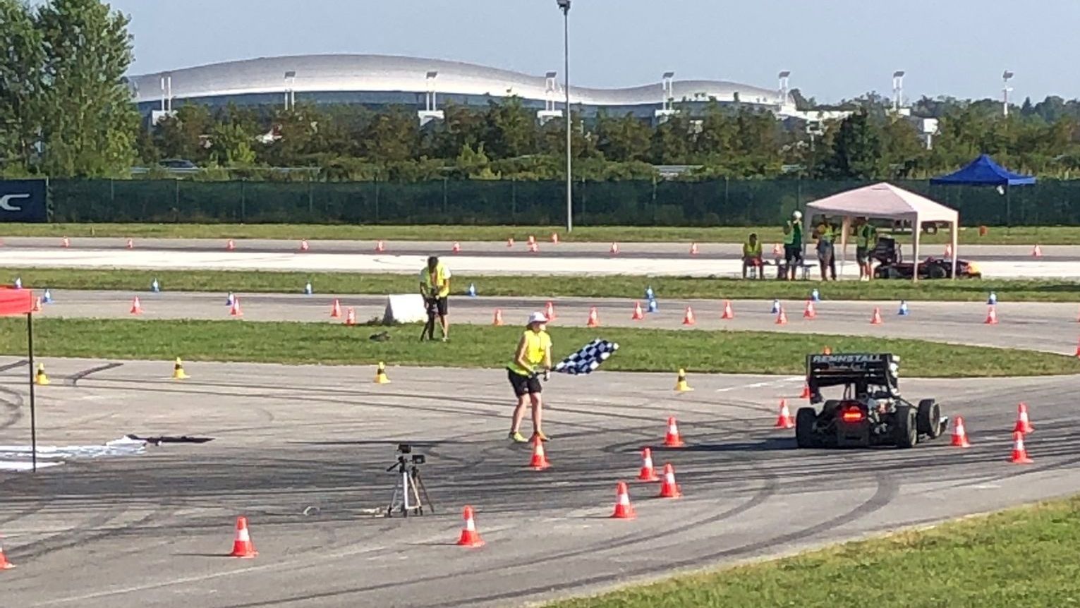 Aktueller Bolide des Rennstalls Esslingen bei der Zieleinfahrt in Kroatien