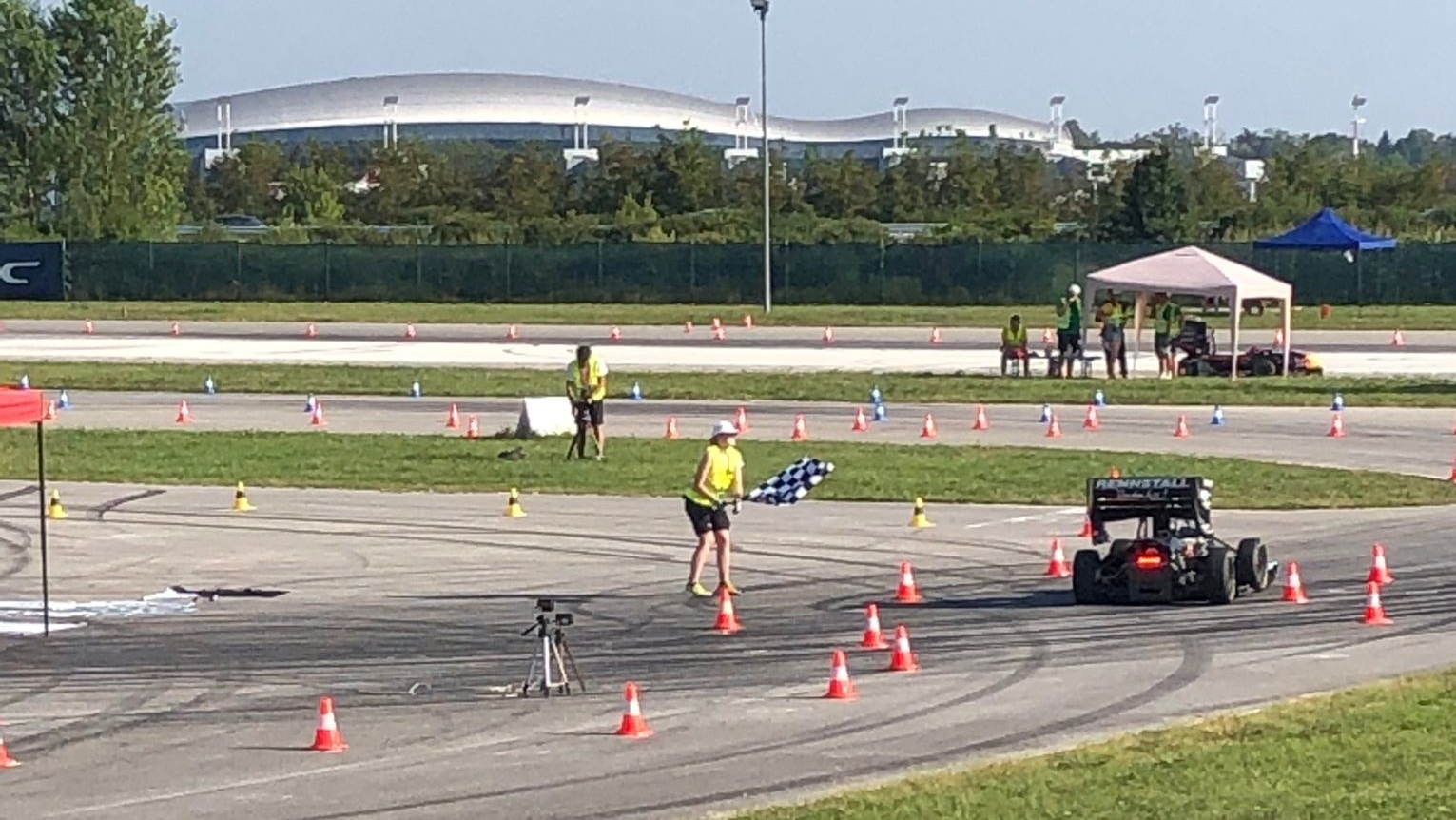 Aktueller Bolide des Rennstalls Esslingen bei der Zieleinfahrt in Kroatien