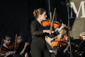 Eine Geigerin spielt solo