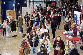 Gruppe von Studierenden bei der Erstsemesterbegrüßung der Hochschule Esslingen