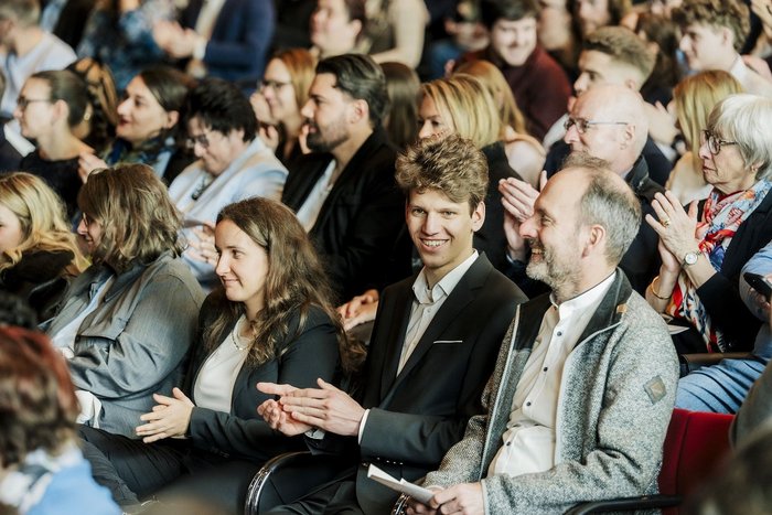 Zuschauer im Neckar Forum bei der Graduiertenfeier
