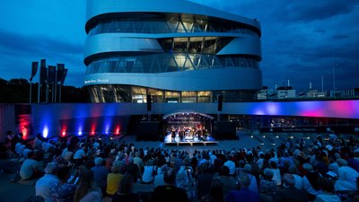 Die Pep-Band der Hochschule Esslingen auf der Open-Air B&uuml;hne beim Mercedes-Benz Museum.