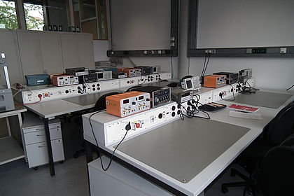 Laborplätze- und ausstattung, Foto: Fakultät Fahrzeugtechnik
