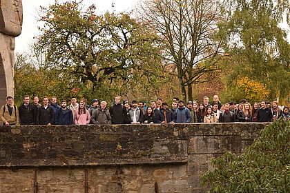 Gruppenfoto von international Studierenden auf der Stadtmauer