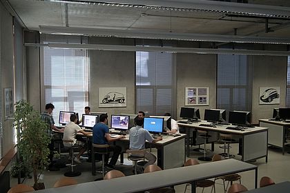 The Bodywork Forum with its 20-CAD workstations is the heart of the laboratory. Photo: Esslingen University/ Faculty of Automotive Engineering 