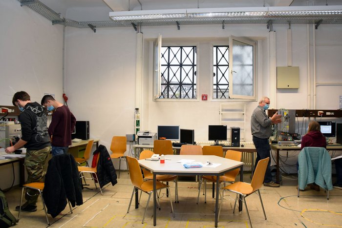 Ein gro&szlig;es Labor mit vier Menschen.