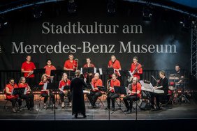 Eine Big-Band auf einer Open-Air-Bühne