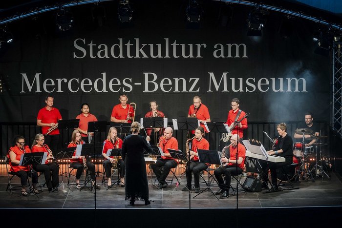 Eine Big-Band auf einer Open-Air-B&uuml;hne