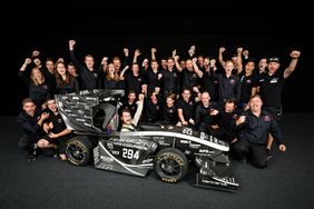 Rennwagen Stallardo 2019 umringt vom Rennstall-Team