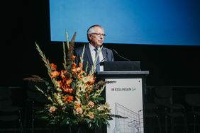 Rektor hält eine Ansprache