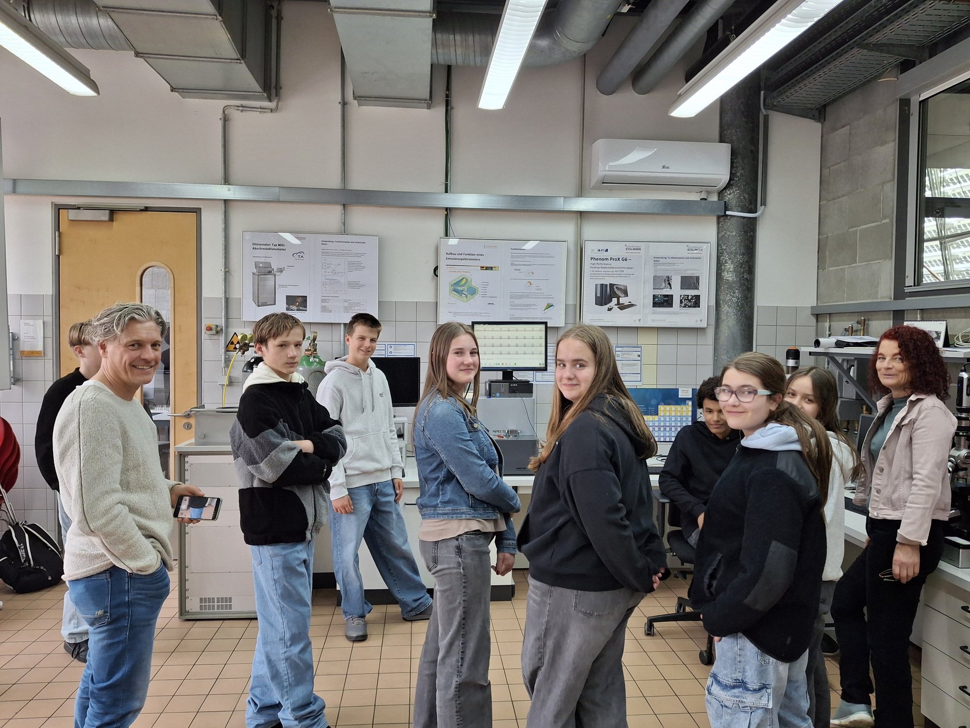 Schülerinnen und Schüler der TECacademy 2026 im Materialographie im Labor für Werkstoff- und Festigkeitsprüfung