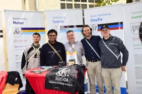 Studierende von Verbindungen am Infostand