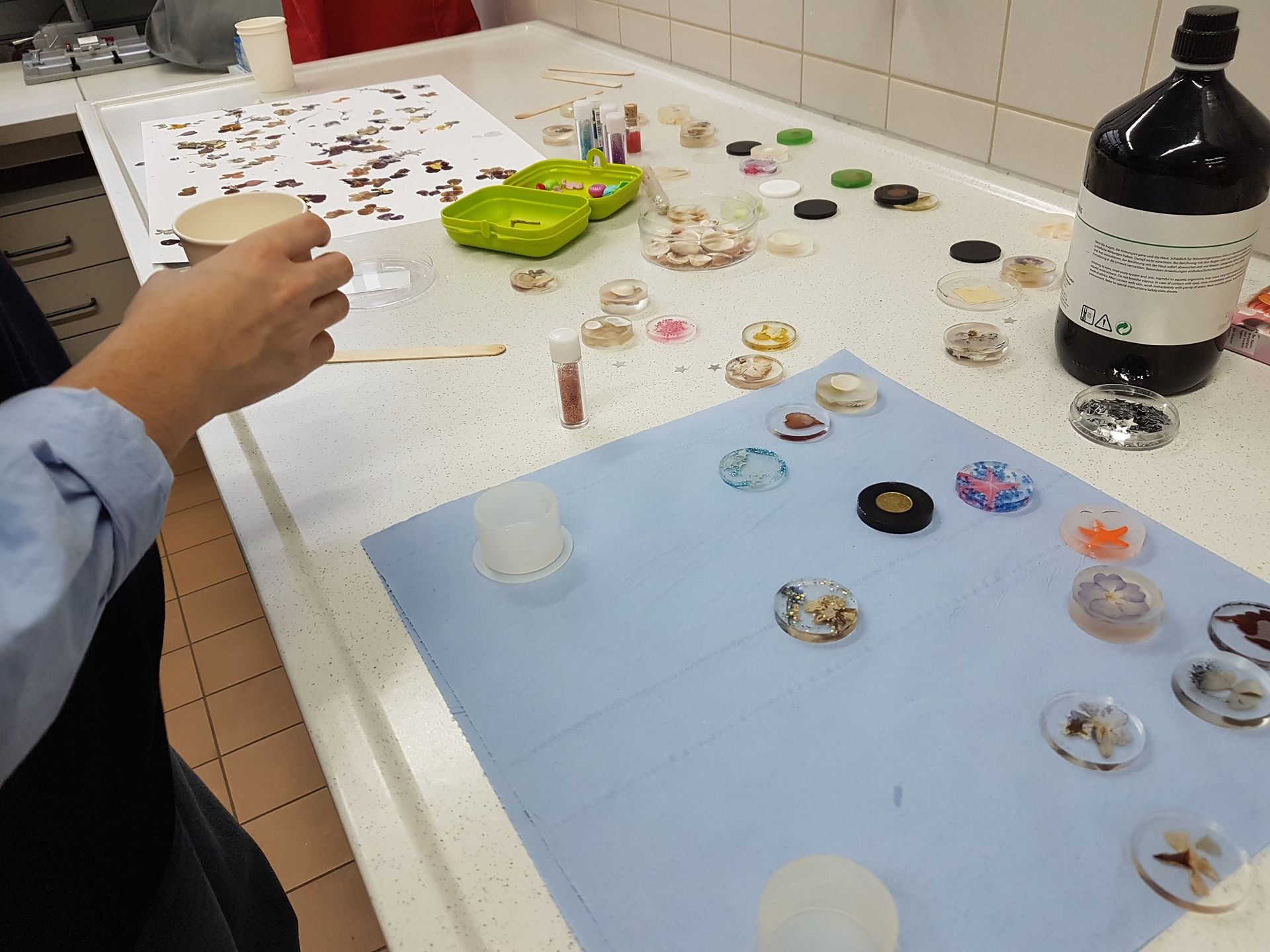 Tisch mit Werkmaterial
