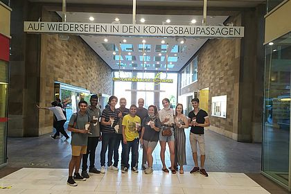 Gruppenfoto von internationale Studierenden in der Königsbaupassage