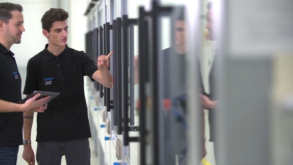 Zwei Studierende des Studiengangs Technische Informatik an der Hochschule Esslingen während ihres praktischen  Semesters im Unternehmen.