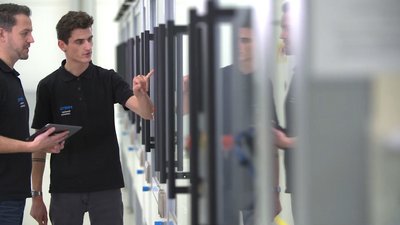 Zwei Studierende des Studiengangs Technische Informatik an der Hochschule Esslingen w&auml;hrend ihres praktischen  Semesters im Unternehmen.