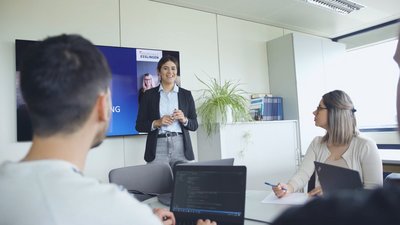 Eine Gruppe Studierender bespricht ein gemeinsames Projekt..