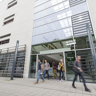 Das Gebäude in Göppingen von außen mit ein Paar Studenten davor.