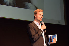 Prorektor Prof. Dr. Fabian Diefenbach begrüßt die neuen Erstis.