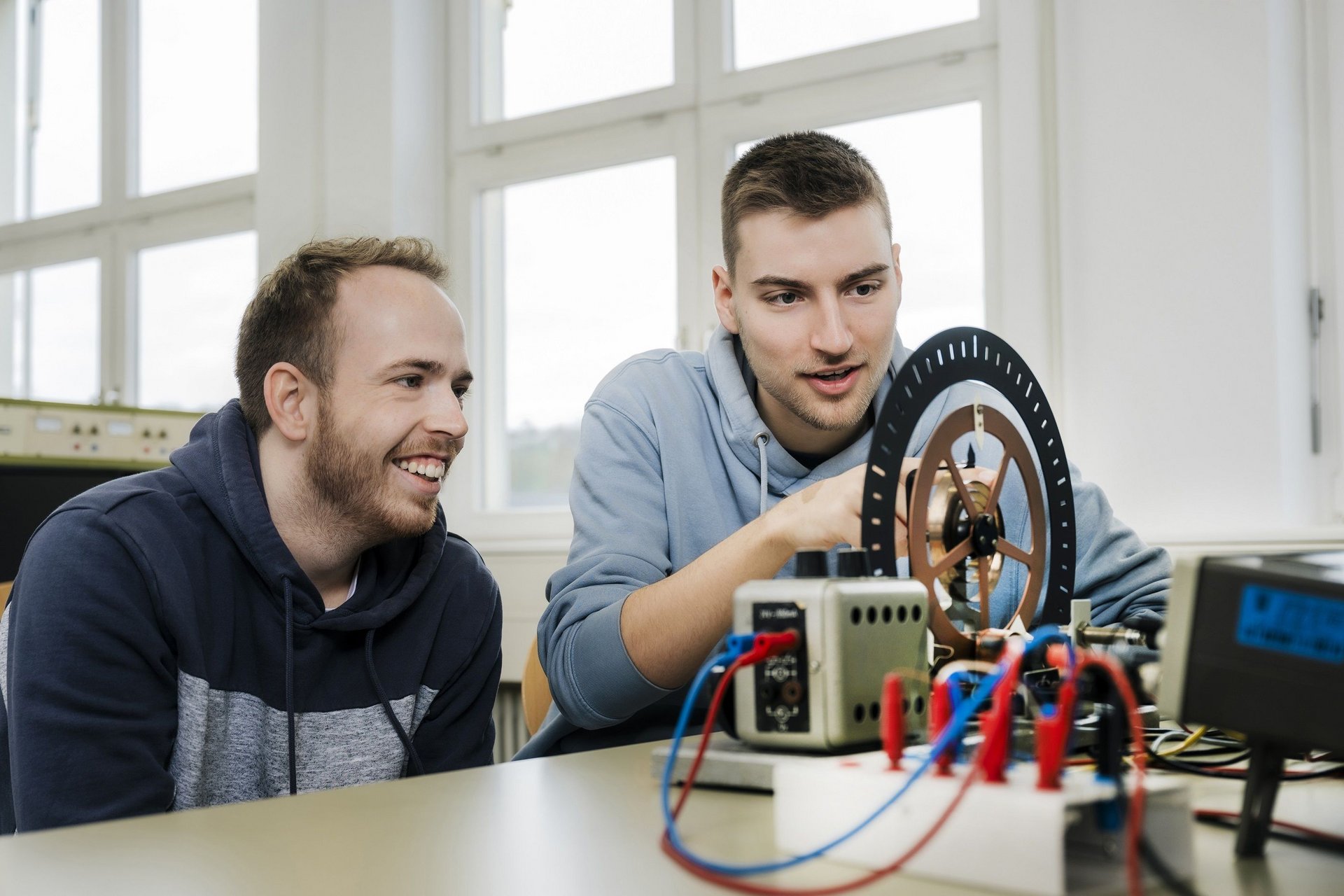 Zwei Studierende im Labor am Campus Göppingen