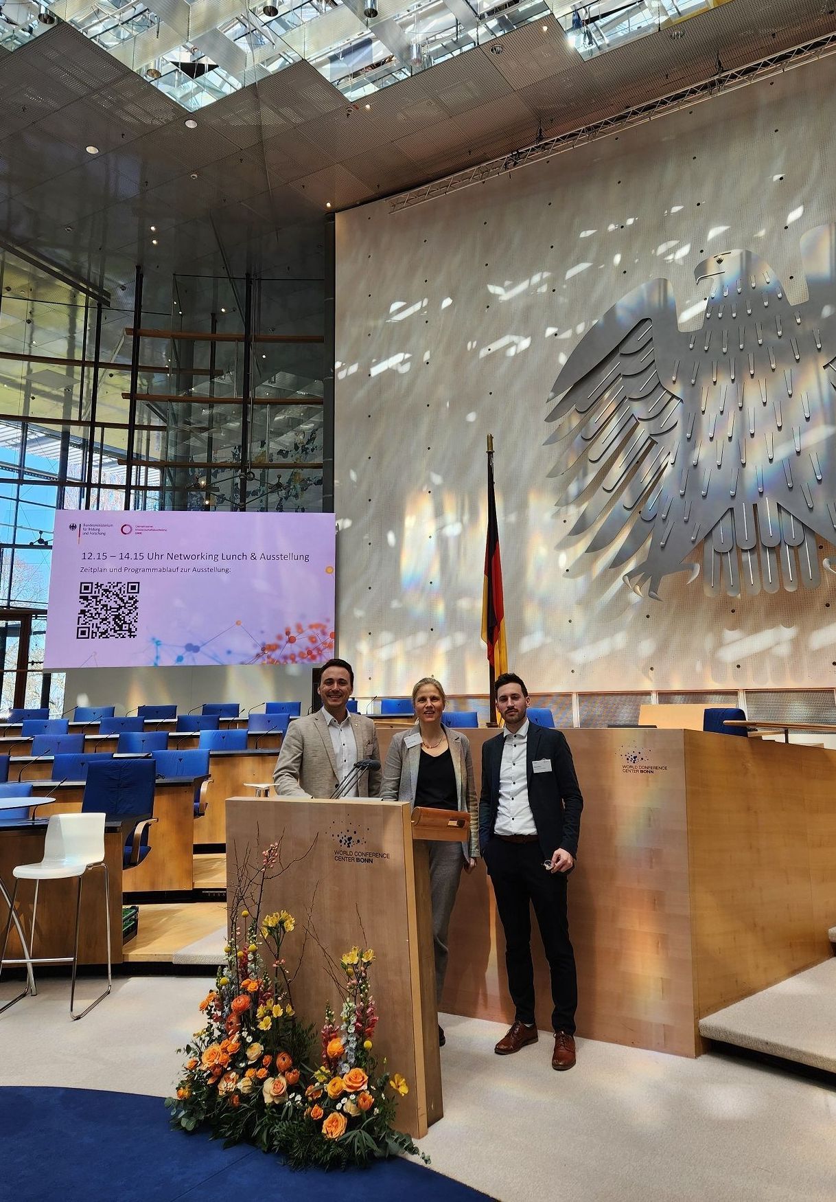 Zwei Männer und eine Frau von der Hochschule Esslingen bei einer Tagung im ehemaligen Bundestag in Bonn