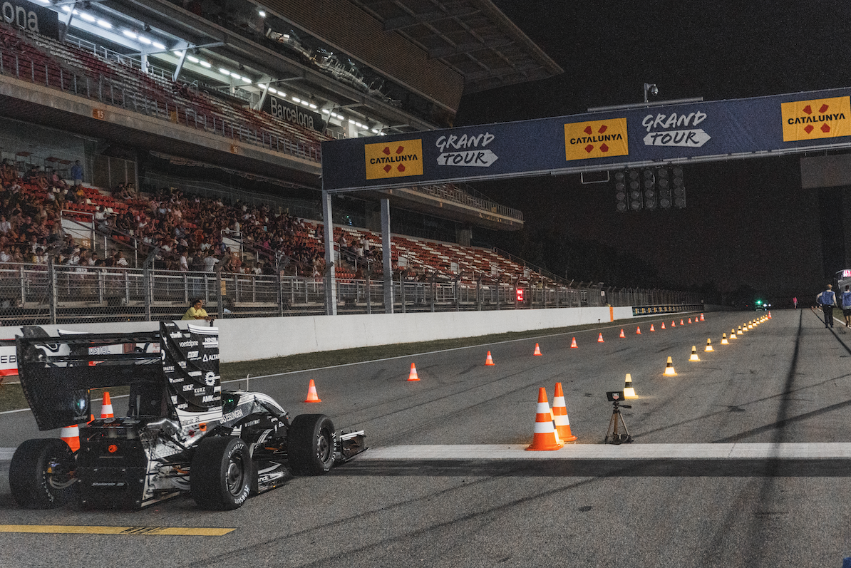 Rennfahrzeug auf Rennstrecke