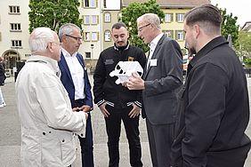 Mehrere Personen sprechen miteinander beim Tag der offenen Tür der Hochschule Esslingen