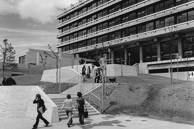 Blick auf das Gebäude der Fachhochschule für Sozialwesen in den 1970er Jahren