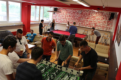 Studierende spielen Tischfussball im Café Campus am Standort Göppingen