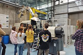 Gruppe von Kindern im Labor für Kunststofftechnik der Hochschule Esslingen
