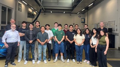 Gruppenfoto mit internationalen Studierenden und Professoren