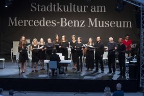 Chor steht auf einer Bühne