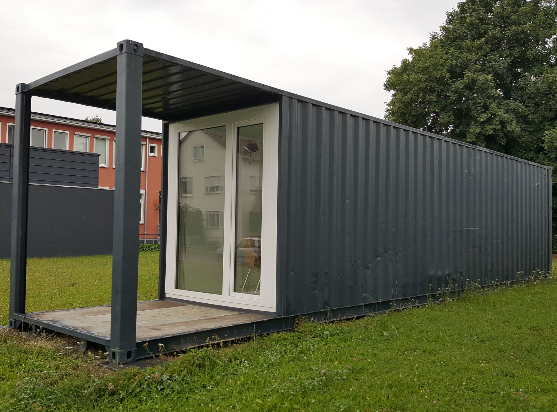 Ein Frachtcontainer von außen, der in ein Minihaus umegbaut worden ist. 