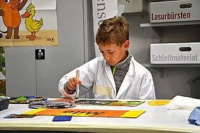 Junge im Gestaltungslabor der Hochschule Esslingen