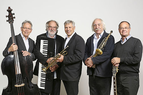 Gruppenfoto von den Swinging Profs mit ihren Musikintrumenten