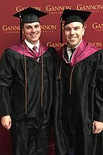 Zwei Studenten beim Abschluss an der Gannon University 