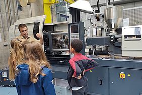 Kinder stehen im Labor für Kunststofftechnik der Hochschule Esslingen