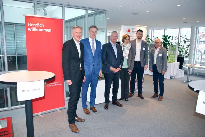 Bei der Registrierung stehen Personen der Kreissparkasse Esslingen-Nürtingen, des Landratsamts, der Hochschule Esslingen, der Kreishandwerkerschaft und des Kreisseniorenrats.