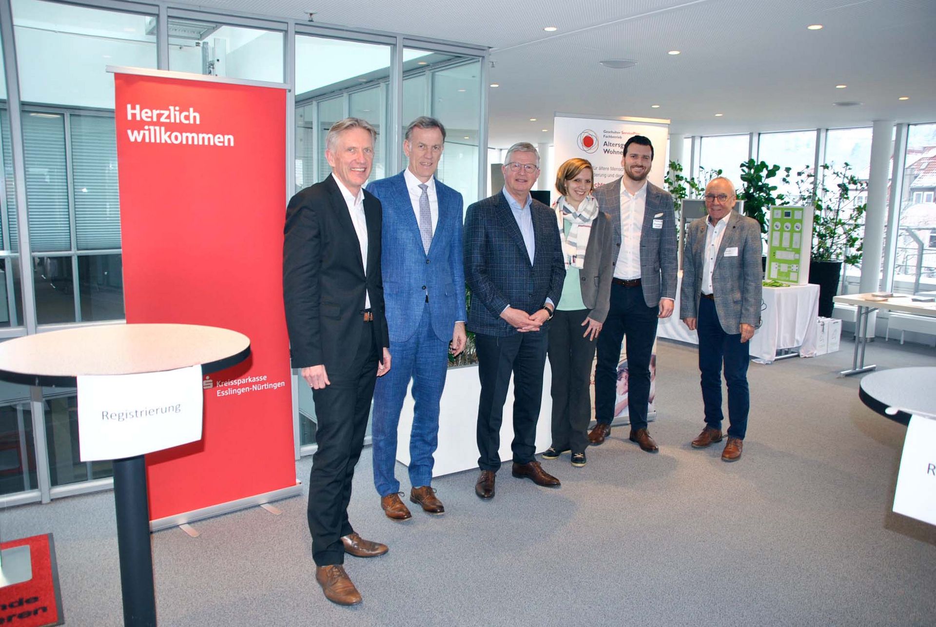 Bei der Registrierung stehen Personen der Kreissparkasse Esslingen-Nürtingen, des Landratsamts, der Hochschule Esslingen, der Kreishandwerkerschaft und des Kreisseniorenrats.